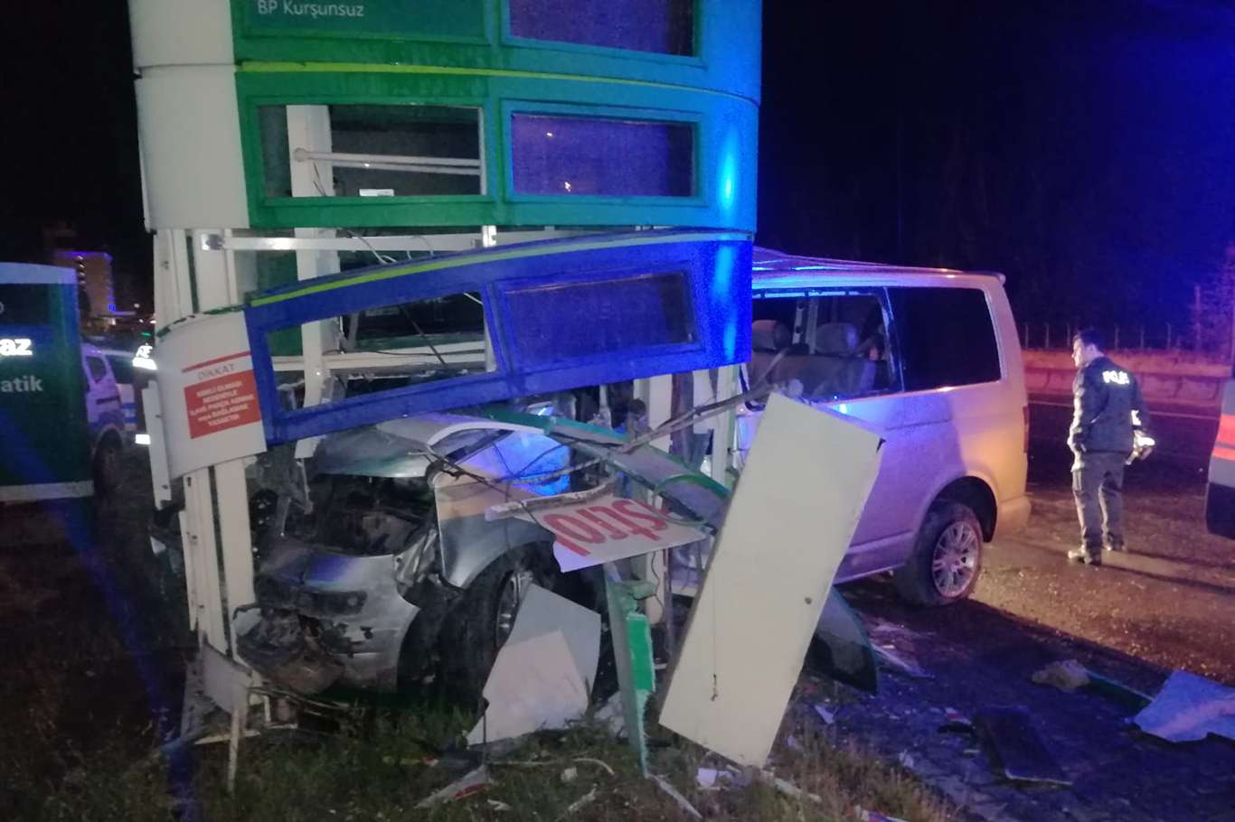 Ağrı'da sürücüsünün direksiyon hâkimiyetini kaybettiği araç fiyat panosuna çarptı: 2 ölü, 1 yaralı